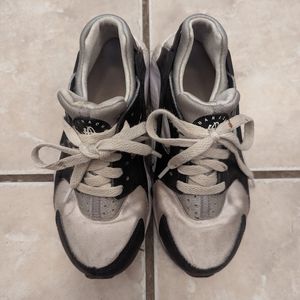 Boys Nike Huarache, white black, size 3.5y
